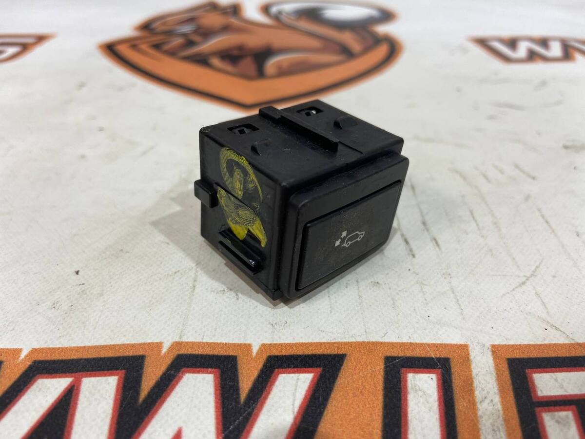 LR081323 Cargo door opening button LAND ROVER DISCOVERY 5 (L462) Used